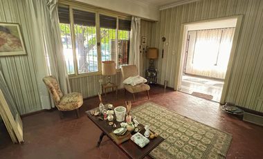 Casa en Venta sobre Avenida Espora. Oportunidad!