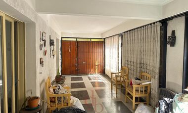 Casa en Venta sobre Avenida Espora. Oportunidad!