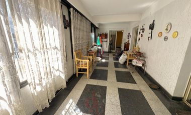 Casa en Venta sobre Avenida Espora. Oportunidad!