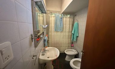 Casa en Venta sobre Avenida Espora. Oportunidad!