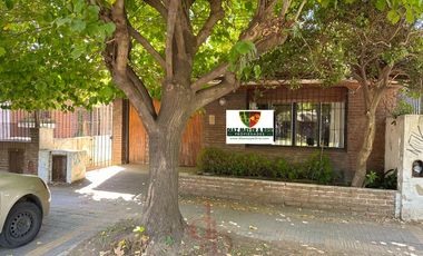 Casa en Venta sobre Avenida Espora. Oportunidad!