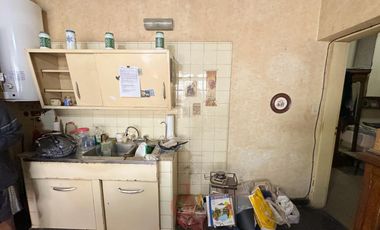 Casa en Venta sobre Avenida Espora. Oportunidad!