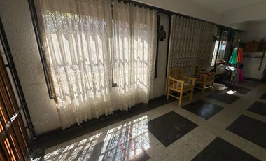 Casa en Venta sobre Avenida Espora. Oportunidad!