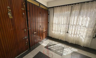 Casa en Venta sobre Avenida Espora. Oportunidad!