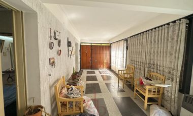 Casa en Venta sobre Avenida Espora. Oportunidad!