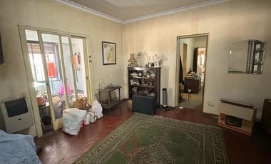 Casa en Venta sobre Avenida Espora. Oportunidad!