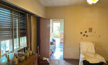 Casa en Venta sobre Avenida Espora. Oportunidad!