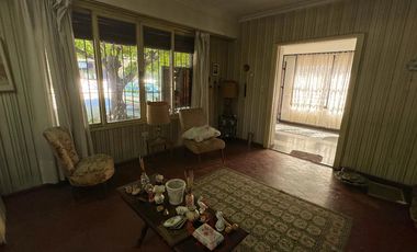 Casa en Venta sobre Avenida Espora. Oportunidad!