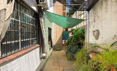 Casa en Venta sobre Avenida Espora. Oportunidad!