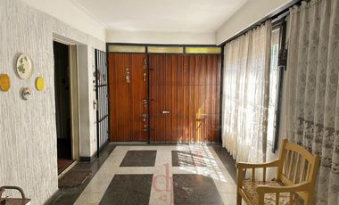Casa en Venta sobre Avenida Espora. Oportunidad!