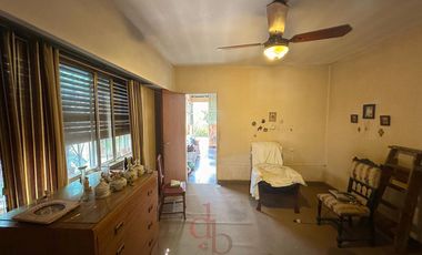 Casa en Venta sobre Avenida Espora. Oportunidad!