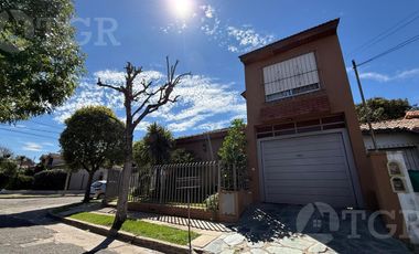 PH en venta de 5 ambienets con cochera en Ciudad Jardín