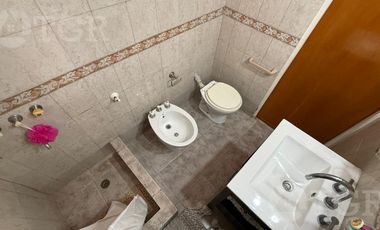 PH en venta de 5 ambienets con cochera en Ciudad Jardín