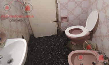 Propiedad muy bien ubicada. Tiene una casa adelante y otra atrás. Ideal para dos viviendas o para inversión.