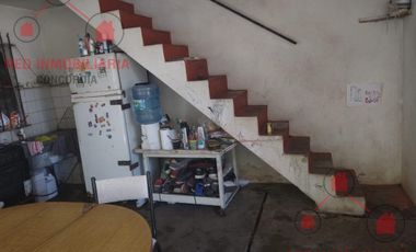 Propiedad muy bien ubicada. Tiene una casa adelante y otra atrás. Ideal para dos viviendas o para inversión.