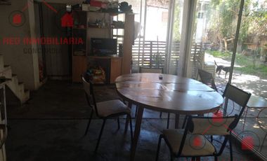 Propiedad muy bien ubicada. Tiene una casa adelante y otra atrás. Ideal para dos viviendas o para inversión.