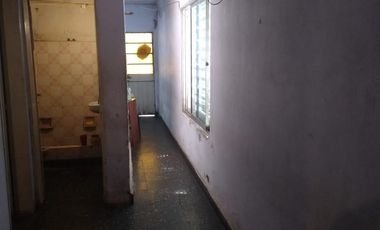 Propiedad muy bien ubicada. Tiene una casa adelante y otra atrás. Ideal para dos viviendas o para inversión.