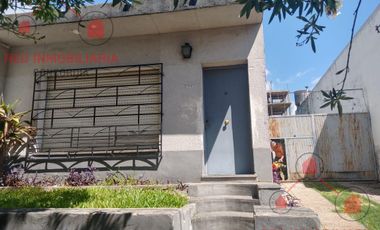 Propiedad muy bien ubicada. Tiene una casa adelante y otra atrás. Ideal para dos viviendas o para inversión.