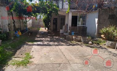 Propiedad muy bien ubicada. Tiene una casa adelante y otra atrás. Ideal para dos viviendas o para inversión.