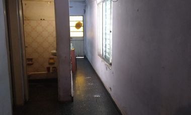 Propiedad muy bien ubicada. Tiene una casa adelante y otra atrás. Ideal para dos viviendas o para inversión.