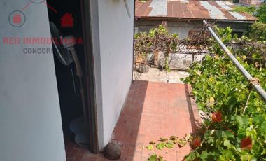 Propiedad muy bien ubicada. Tiene una casa adelante y otra atrás. Ideal para dos viviendas o para inversión.