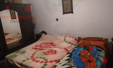 Propiedad muy bien ubicada. Tiene una casa adelante y otra atrás. Ideal para dos viviendas o para inversión.