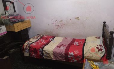 Propiedad muy bien ubicada. Tiene una casa adelante y otra atrás. Ideal para dos viviendas o para inversión.