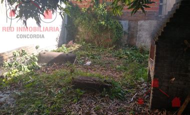 Propiedad muy bien ubicada. Tiene una casa adelante y otra atrás. Ideal para dos viviendas o para inversión.