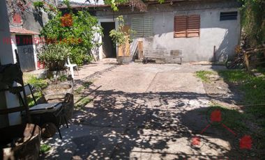 Propiedad muy bien ubicada. Tiene una casa adelante y otra atrás. Ideal para dos viviendas o para inversión.
