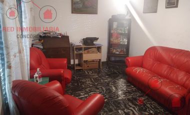 Propiedad muy bien ubicada. Tiene una casa adelante y otra atrás. Ideal para dos viviendas o para inversión.