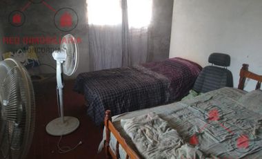 Propiedad muy bien ubicada. Tiene una casa adelante y otra atrás. Ideal para dos viviendas o para inversión.