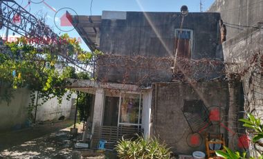 Propiedad muy bien ubicada. Tiene una casa adelante y otra atrás. Ideal para dos viviendas o para inversión.