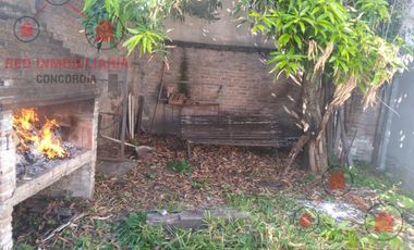 Propiedad muy bien ubicada. Tiene una casa adelante y otra atrás. Ideal para dos viviendas o para inversión.