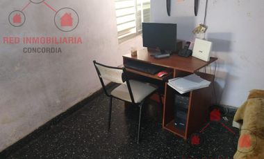 Propiedad muy bien ubicada. Tiene una casa adelante y otra atrás. Ideal para dos viviendas o para inversión.