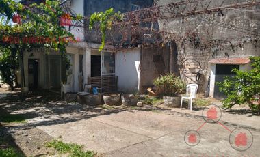 Propiedad muy bien ubicada. Tiene una casa adelante y otra atrás. Ideal para dos viviendas o para inversión.