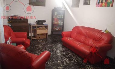 Propiedad muy bien ubicada. Tiene una casa adelante y otra atrás. Ideal para dos viviendas o para inversión.