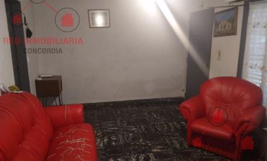 Propiedad muy bien ubicada. Tiene una casa adelante y otra atrás. Ideal para dos viviendas o para inversión.