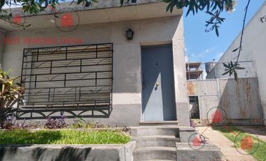 Propiedad muy bien ubicada. Tiene una casa adelante y otra atrás. Ideal para dos viviendas o para inversión.