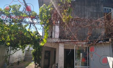Propiedad muy bien ubicada. Tiene una casa adelante y otra atrás. Ideal para dos viviendas o para inversión.
