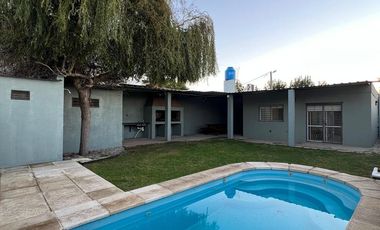 VENTA CASA EN ÁLVAREZ – 2 DORMITORIOS – JARDÍN CON PILETA