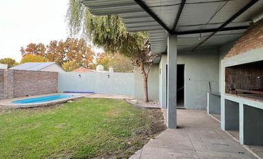 VENTA CASA EN ÁLVAREZ – 2 DORMITORIOS – JARDÍN CON PILETA