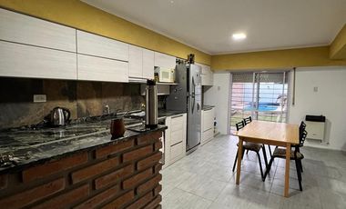VENTA CASA EN ÁLVAREZ – 2 DORMITORIOS – JARDÍN CON PILETA