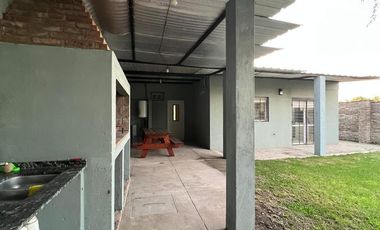 VENTA CASA EN ÁLVAREZ – 2 DORMITORIOS – JARDÍN CON PILETA