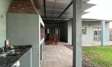 VENTA CASA EN ÁLVAREZ – 2 DORMITORIOS – JARDÍN CON PILETA