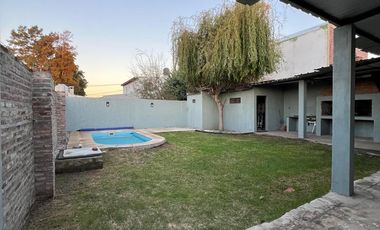 VENTA CASA EN ÁLVAREZ – 2 DORMITORIOS – JARDÍN CON PILETA