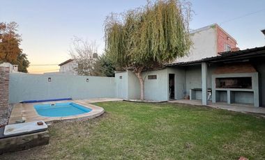 VENTA CASA EN ÁLVAREZ – 2 DORMITORIOS – JARDÍN CON PILETA