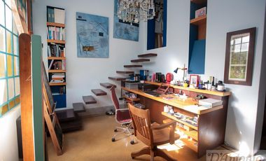 Casa de estilo media romana reciclada a nuevo con jardín de 18x9 y garage en Boedo
