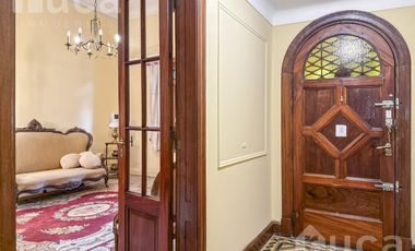 Casa en venta , estilo inglés , con jardín,  en Coghlan