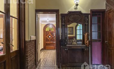 Casa en venta , estilo inglés , con jardín,  en Coghlan