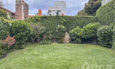 Casa en venta , estilo inglés , con jardín,  en Coghlan